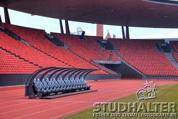 energo.ch: Heizzentrale mit Rasenheizung, Warmwasseraufbereitung und Solarzellen im Stadion Letzigrund Zürich mit 'Energieberater' Christoph Studhalter und Martin Sila, Sachbearbeiter Gebaeudeunterhalt und Sicherheisbeauftragter SIBE. 2011