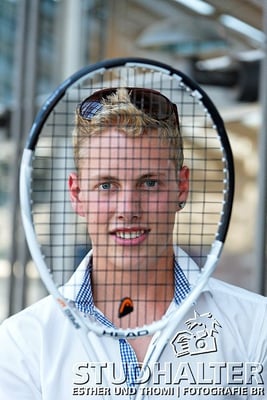 Neue Lernende 2011-2013 der Luzerner Kantonalbank fotografiert rund um Kapellbrücke, Wasserturm, Hauptbahnhof, KKL und Inseli Luzern. Portrait für LUKB-Mitarbeitermagazin.