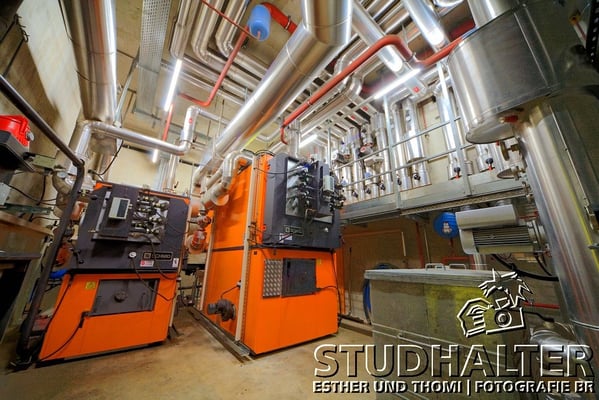 energo.ch: Heizzentrale mit Rasenheizung, Warmwasseraufbereitung und Solarzellen im Stadion Letzigrund Zürich mit 'Energieberater' Christoph Studhalter und Martin Sila, Sachbearbeiter Gebaeudeunterhalt und Sicherheisbeauftragter SIBE. 2011