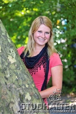 Neue Lernende 2011-2013 der Luzerner Kantonalbank fotografiert rund um Kapellbrücke, Wasserturm, Hauptbahnhof, KKL und Inseli Luzern. Portrait für LUKB-Mitarbeitermagazin.