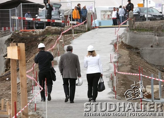 Andermatt Swiss Alps feiert Grundsteinlegung. In Anwesenheit der Bevölkerung des Urserntals und zahlreicher Gäste legte Samih Sawiris am Dienstag 31. August 2010 auf dem Gelände des künftigen "The Chedi Hotel Andermatt" den Grundstein.