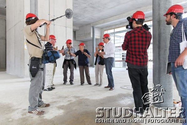 Tag der Offenen Baustelle der Andermatt Swiss Alps AG mit Samih Sawiris und vielen Besuchern. Golfplatz, Podium und The Chedi Hotel Andermatt mit Festzelt auf dem Bahnhofplatz Andermatt. 3. August 2011