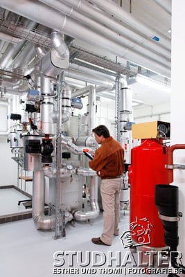 Fotos für Broschüren/Werbung/Web energo.ch by StockerDirect: Technische Bereiche der Psychiatrischen Universitätsklinik Zürich PUKZH: Heizung, Wasser, Lüftung. Architektonische Ansichten aussen und innen. 2011