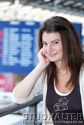 Neue Lernende 2011-2013 der Luzerner Kantonalbank fotografiert rund um Kapellbrücke, Wasserturm, Hauptbahnhof, KKL und Inseli Luzern. Portrait für LUKB-Mitarbeitermagazin.