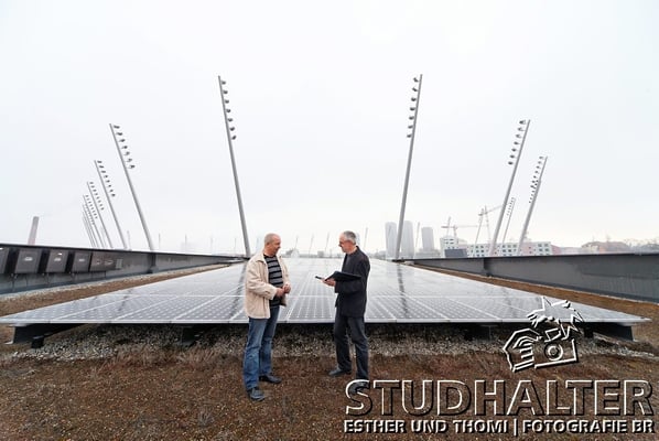 energo.ch: Heizzentrale mit Rasenheizung, Warmwasseraufbereitung und Solarzellen im Stadion Letzigrund Zürich mit 'Energieberater' Christoph Studhalter und Martin Sila, Sachbearbeiter Gebaeudeunterhalt und Sicherheisbeauftragter SIBE. 2011