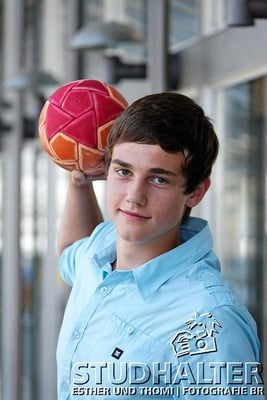 Neue Lernende 2011-2013 der Luzerner Kantonalbank fotografiert rund um Kapellbrücke, Wasserturm, Hauptbahnhof, KKL und Inseli Luzern. Portrait für LUKB-Mitarbeitermagazin.