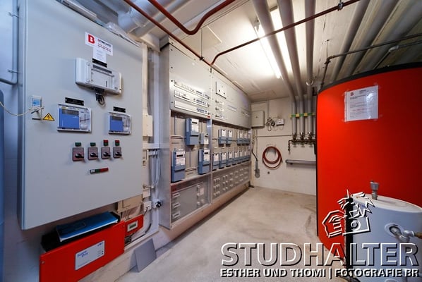 Fotos für Broschüren/Werbung/Web energo.ch by StockerDirect: Technische Bereiche der Wohnsiedlung der a Porta Stiftung (Wohnbaugenossenschaft) an der Breitensteinstrasse 50 Zürich: Heizung, Strom inkl. Solarstrom, Wasser, Lüftung. 2011