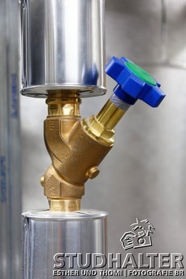 energo.ch: Heizzentrale mit Rasenheizung, Warmwasseraufbereitung und Solarzellen im Stadion Letzigrund Zürich mit 'Energieberater' Christoph Studhalter und Martin Sila, Sachbearbeiter Gebaeudeunterhalt und Sicherheisbeauftragter SIBE. 2011