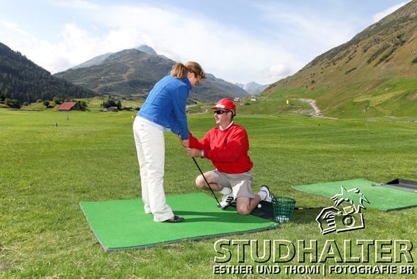Tag der Offenen Baustelle der Andermatt Swiss Alps AG mit Samih Sawiris und vielen Besuchern. Golfplatz, Podium und The Chedi Hotel Andermatt mit Festzelt auf dem Bahnhofplatz Andermatt. 3. August 2011