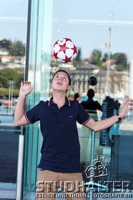 Neue Lernende 2011-2013 der Luzerner Kantonalbank fotografiert rund um Kapellbrücke, Wasserturm, Hauptbahnhof, KKL und Inseli Luzern. Portrait für LUKB-Mitarbeitermagazin.