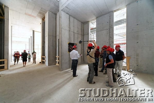 Tag der Offenen Baustelle der Andermatt Swiss Alps AG mit Samih Sawiris und vielen Besuchern. Golfplatz, Podium und The Chedi Hotel Andermatt mit Festzelt auf dem Bahnhofplatz Andermatt. 3. August 2011