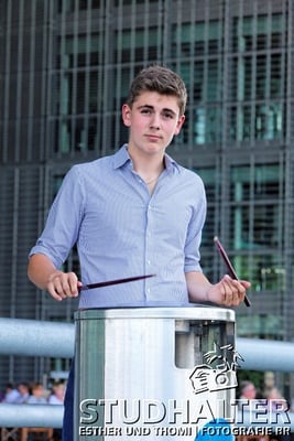 Neue Lernende 2011-2013 der Luzerner Kantonalbank fotografiert rund um Kapellbrücke, Wasserturm, Hauptbahnhof, KKL und Inseli Luzern. Portrait für LUKB-Mitarbeitermagazin.