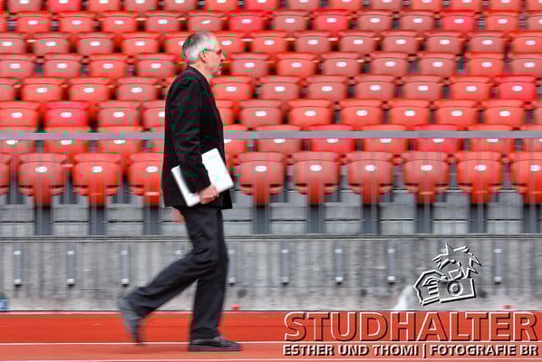 energo.ch: Heizzentrale mit Rasenheizung, Warmwasseraufbereitung und Solarzellen im Stadion Letzigrund Zürich mit 'Energieberater' Christoph Studhalter und Martin Sila, Sachbearbeiter Gebaeudeunterhalt und Sicherheisbeauftragter SIBE. 2011