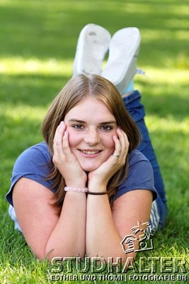 Neue Lernende 2011-2013 der Luzerner Kantonalbank fotografiert rund um Kapellbrücke, Wasserturm, Hauptbahnhof, KKL und Inseli Luzern. Portrait für LUKB-Mitarbeitermagazin.