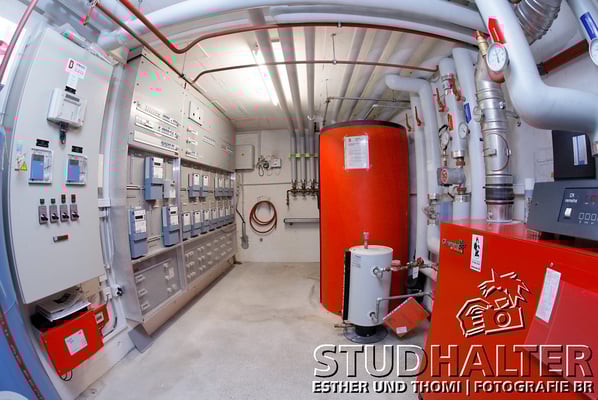 Fotos für Broschüren/Werbung/Web energo.ch by StockerDirect: Technische Bereiche der Wohnsiedlung der a Porta Stiftung (Wohnbaugenossenschaft) an der Breitensteinstrasse 50 Zürich: Heizung, Strom inkl. Solarstrom, Wasser, Lüftung. 2011