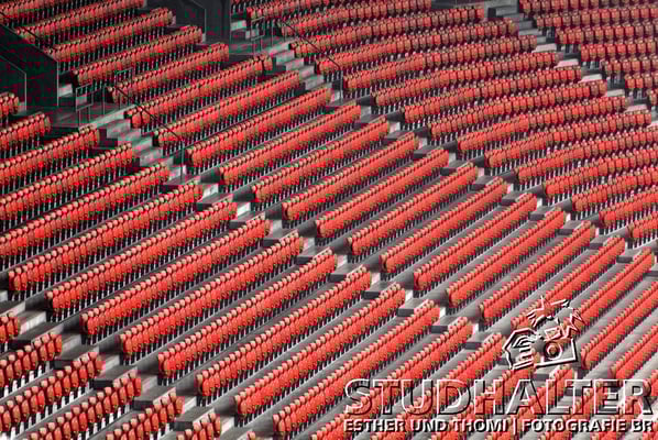 energo.ch: Heizzentrale mit Rasenheizung, Warmwasseraufbereitung und Solarzellen im Stadion Letzigrund Zürich mit 'Energieberater' Christoph Studhalter und Martin Sila, Sachbearbeiter Gebaeudeunterhalt und Sicherheisbeauftragter SIBE. 2011