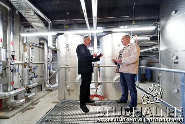 energo.ch: Heizzentrale mit Rasenheizung, Warmwasseraufbereitung und Solarzellen im Stadion Letzigrund Zürich mit 'Energieberater' Christoph Studhalter und Martin Sila, Sachbearbeiter Gebaeudeunterhalt und Sicherheisbeauftragter SIBE. 2011