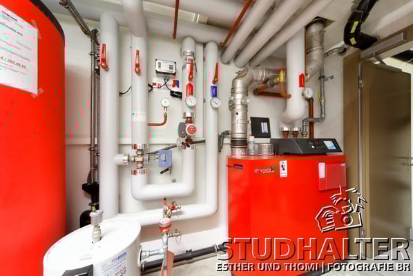 Fotos für Broschüren/Werbung/Web energo.ch by StockerDirect: Technische Bereiche der Wohnsiedlung der a Porta Stiftung (Wohnbaugenossenschaft) an der Breitensteinstrasse 50 Zürich: Heizung, Strom inkl. Solarstrom, Wasser, Lüftung. 2011