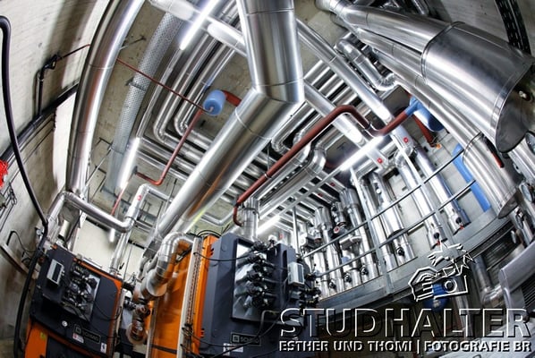 energo.ch: Heizzentrale mit Rasenheizung, Warmwasseraufbereitung und Solarzellen im Stadion Letzigrund Zürich mit 'Energieberater' Christoph Studhalter und Martin Sila, Sachbearbeiter Gebaeudeunterhalt und Sicherheisbeauftragter SIBE. 2011