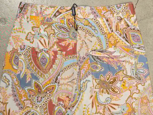 Adrienne 8729041403-S6-802_back pockets