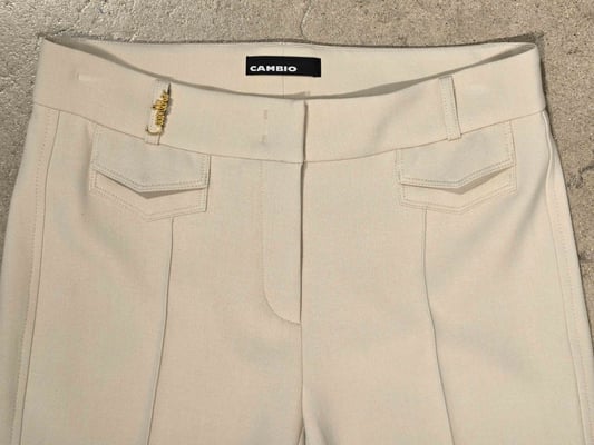 Fawn flap pocket 6316048303-S6-029_front pockets