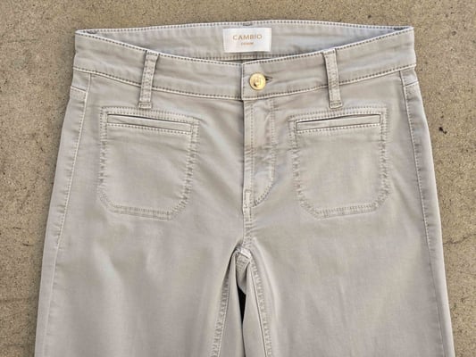 Tess cropped 7625008613-S6-054_front pockets