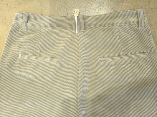 Kiss pleat 7108043901-W5-611-back pockets