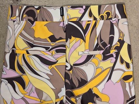 Francoise cropped 6482038700-S6-893_back pockets