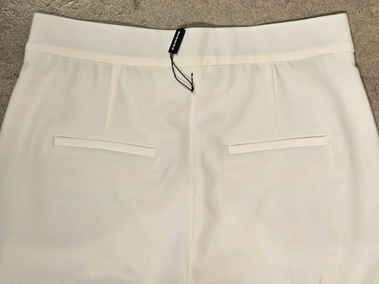 Cameron 6052022113-S6-002_back pockets