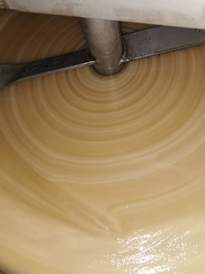 Malaxage du Miel de thym de Nouvelle-Zélande dans une cuve avec une hélice pour le rendre crémeux