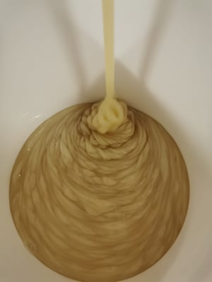 Déversement du Miel de Thym crémeux de Nouvelle-Zélande mis en seau de 10kg