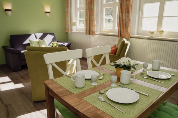 Ein Esstisch für 4 Personen für gemütliche gemeinsame Mahlzeiten. 