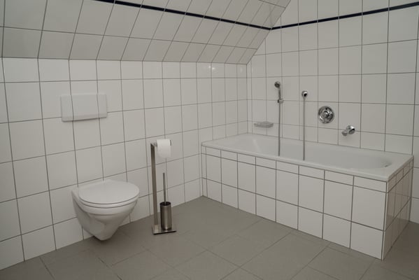Die Badewanne im großen Badezimmer der Wohnung.