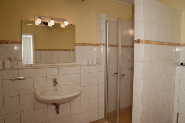 Das zweite Bad mit WC und ebenerdiger Dusche.