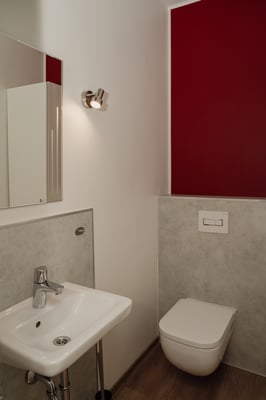 Das separate kleine Bad mit WC.