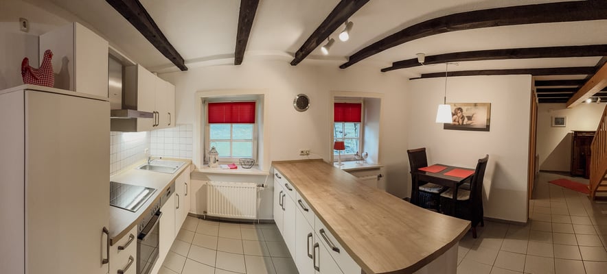 Die moderne voll ausgestatte Küche der Ferienwohnung.