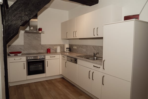 Die großzügige voll ausgestatte Küche der Wohnung 3.