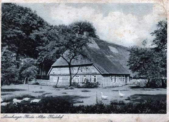 Blick auf das große Bauernhaus auf einer historischen Postkarte. 