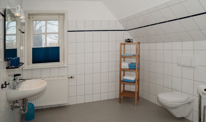 Blick in das Badezimmer mit Badewanne.