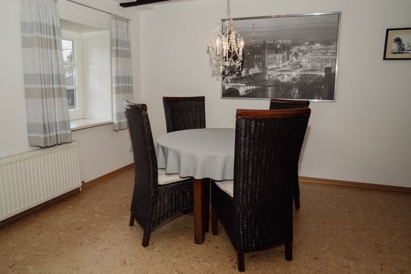 Der Esstisch für vier Personen.