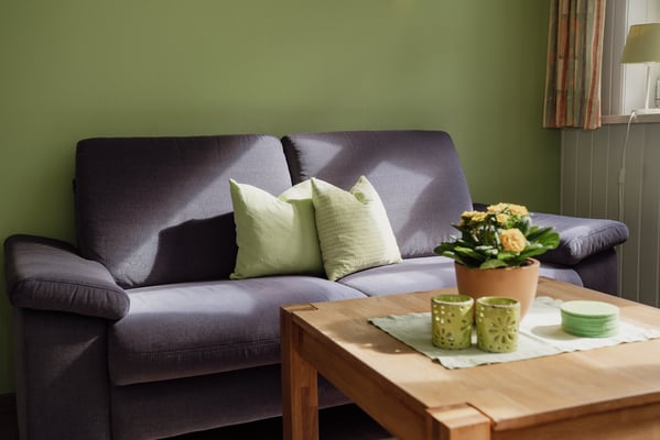 Ein gemütliches Sofa läd zum Verweilen ein.