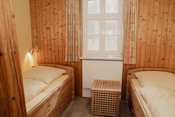Das Schlafzimmer 2 mit getrennten Betten der Wohnung 1.