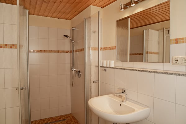 Das moderne Bad mit Dusche in der Ferienwohnung 1.