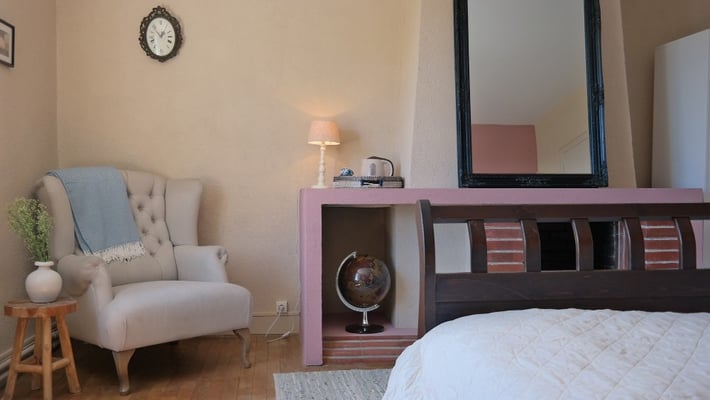 Sfeervolle gastenkamer voorzien van alle gemakken