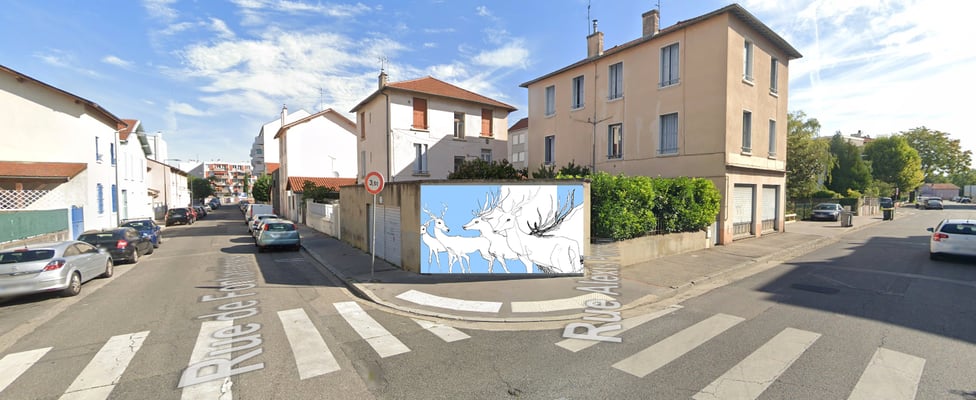 Composition légère fond bleu en accord avec la présence du ciel