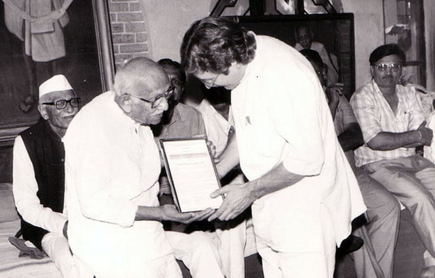 Peter Rühe receiving a citation by Prabhudasbhai Gandhi at Rashtriyashala, Rajkot, 1992. Left: Purushottam Gandhi