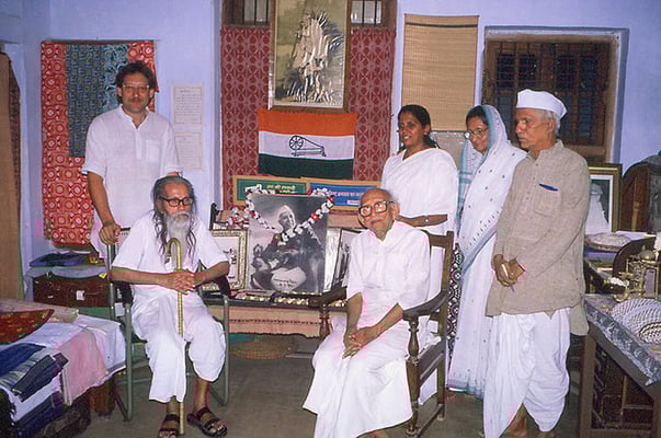 Peter Rühe standing behind Shivaji Bhave (brother of Vinoba Bhave) and Shail (Brahma Vidya Mandir) standing behind Prabhudasbhai Gandhi, Wardha, 1986. Right: Madalsaben Narayan (daughter of Jamnalal Bajaj, wife of Shriman Narayan) and a journalist
