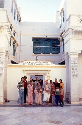 In front of Gandhi's birth place at Porbandar, 1989. Back row, from left: Tarun Kumar Janani, Yogesh Goda, Himatlal Goda, Saroj Goda, Surubhi Janani, Alka Goda; front (from left): Sudhanshu, Indira, Amba and Prabhudas Gandhi, Nandan, Watsal, Sweta Goda.