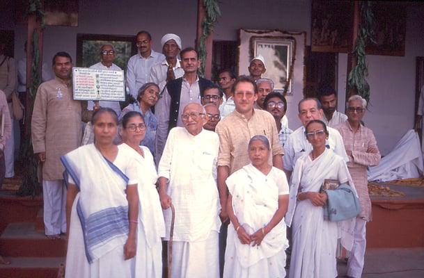 At Sabarmati Ashram, Ahmedabad, January 30, 1990. Front (from left): daughter Gargi Deshwal, Abha Gandhi, Prabhudas Gandhi, Amrutbhai Modi (behind, secretary Sabarmati Ashram), Peter Rühe, ?, ?, ?