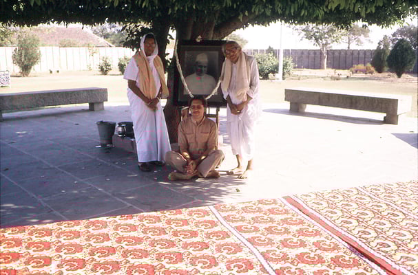 Prabhudas Gandhi, Madalsaben Narayan (daughter of Jamnalal Bajaj and wife of Shriman Narayan) and Peter Rühe at the memorial of Jamnalal Bajaj at Gopuri, Wardha, 1986.